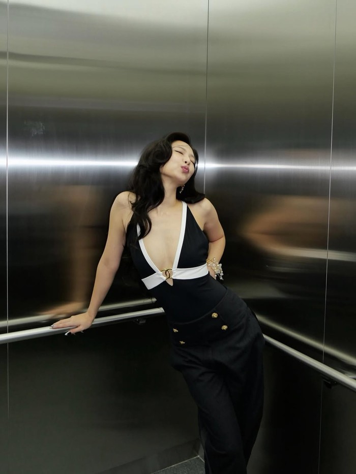 Bagaimana tidak, anak tunggal kelahiran tahun 1996 satu ini tampil modis nan elegan berbalut outfit monokrom serta perhiasan emas serba CHANEL dengan wavy hair yang dibiarkan terurai ke satu sisi. / Foto: instagram.com/jennierubyjane