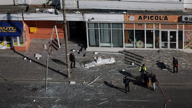 Romanian law enforcement officers work on the site of an explosion at a residential block of flats following a drone hit close to the border with Ukraine, in Galati, Romania, May 29, 2026. Inquam Photos/George Calin via REUTERS