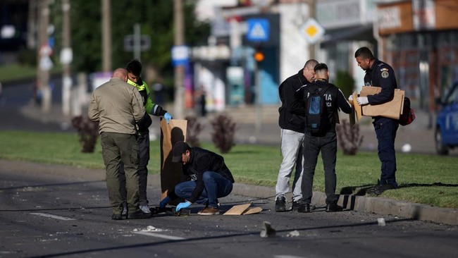 Romanian law enforcement officers work on the site of an explosion at a residential block of flats following a drone hit close to the border with Ukraine, in Galati, Romania, May 29, 2026. Inquam Photos/George Calin via REUTERS