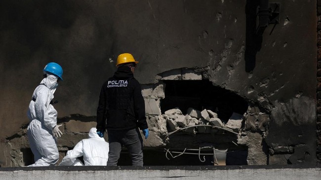 Romanian law enforcement officers work on the site of an explosion at a residential block of flats following a drone hit close to the border with Ukraine, in Galati, Romania, May 29, 2026. Inquam Photos/George Calin via REUTERS