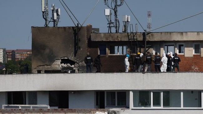 Romanian law enforcement officers work at the site of an explosion in a residential block of flats following a reported drone strike near the border with Ukraine, in Galati, Romania, May 29, 2026. Inquam Photos/George Calin via REUTERS