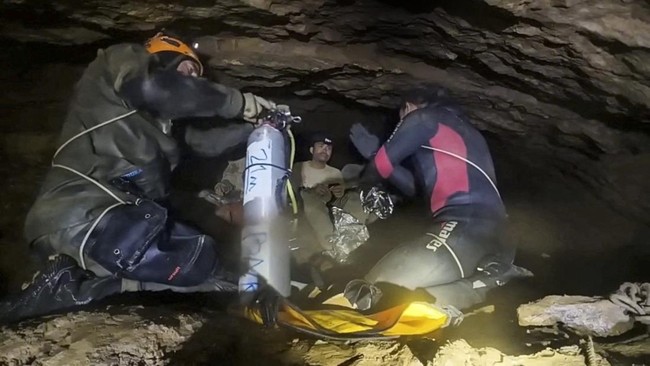 Rescue divers share the equipment usage guidelines with people trapped inside a cave during their rescue mission in Xaisomboun Province, Laos, in this screengrab obtained from a social media video released on May 30, 2026. Norrased Palasing/via REUTE