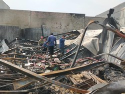 Gudang di Tropodo Sidoarjo Terbakar Hebat