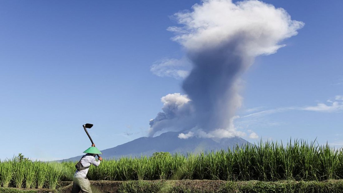 Potret Gunung Marapi Erupsi, Abu Mengepul Setinggi 2.000 Meter