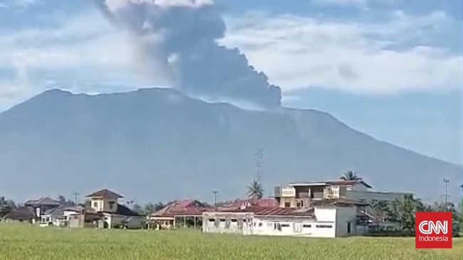 Gunung Marapi di Kabupaten Agam dan Tanah Datar, Sumatra Barat, meletus pada Sabtu (30/5) pagi.