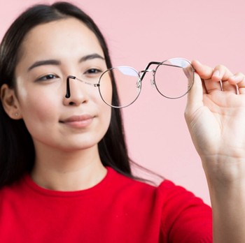 7 Kebiasaan Kecil yang Diam-Diam Membuat Mata Cepat Minus