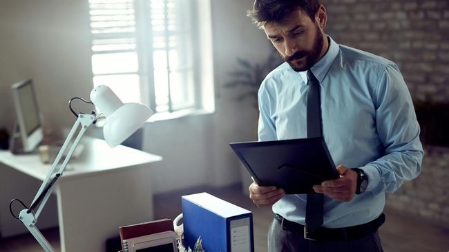 Mendadak Kena PHK? Ini 8 Cara Atasi Mental Biar Nggak Down!