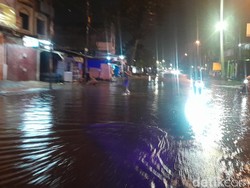 Jalan Bhayangkara Medan Terendam Banjir, Banyak Kendaraan Mogok