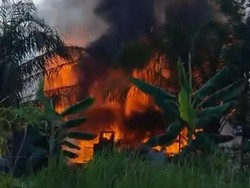 Kebakaran di Jalan Pasendeng Palangka Raya, Kobaran Api-Asap Membubung