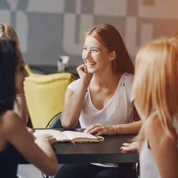 5 Cara Mengenali Orang yang Pandai Mendengarkan dari Kebiasaan Sederhana