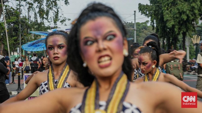 Sejumlah peserta Indonesia World Dance Festival (IWDF) memeriahkan kerumun kilas di area Pasar Baru, Jakarta Pusat, Sabtu (30/5/2026). (CNN Indonesia/Febria Adha L)