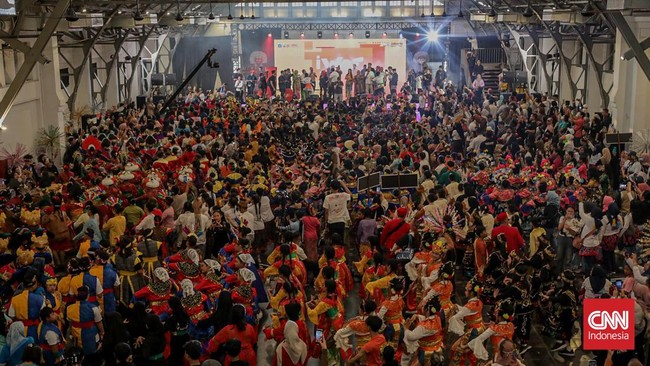 Sejumlah peserta Indonesia World Dance Festival (IWDF) memeriahkan kerumun kilas di area Pasar Baru, Jakarta Pusat, Sabtu (30/5/2026). (CNN Indonesia/Febria Adha L)