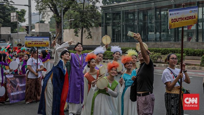 Sejumlah peserta Indonesia World Dance Festival (IWDF) memeriahkan kerumun kilas di area Pasar Baru, Jakarta Pusat, Sabtu (30/5/2026). (CNN Indonesia/Febria Adha L)