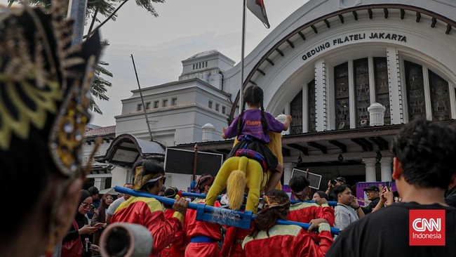Sejumlah peserta Indonesia World Dance Festival (IWDF) memeriahkan kerumun kilas di area Pasar Baru, Jakarta Pusat, Sabtu (30/5/2026). (CNN Indonesia/Febria Adha L)