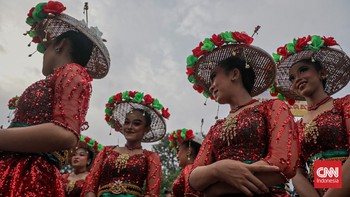 Sejumlah peserta Indonesia World Dance Festival (IWDF) memeriahkan kerumun kilas di area Pasar Baru, Jakarta Pusat, Sabtu (30/5/2026). (CNN Indonesia/Febria Adha L)