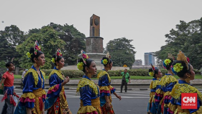 Sejumlah peserta Indonesia World Dance Festival (IWDF) memeriahkan kerumun kilas di area Pasar Baru, Jakarta Pusat, Sabtu (30/5/2026). (CNN Indonesia/Febria Adha L)