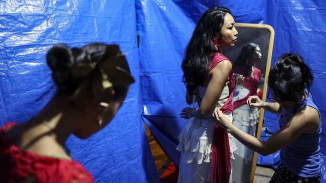FOTO: Ketika Perempuan Merebut Panggung Wayang Kulit