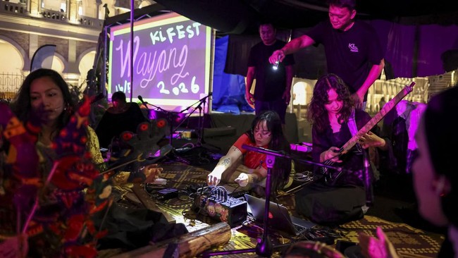 FOTO: Ketika Perempuan Merebut Panggung Wayang Kulit