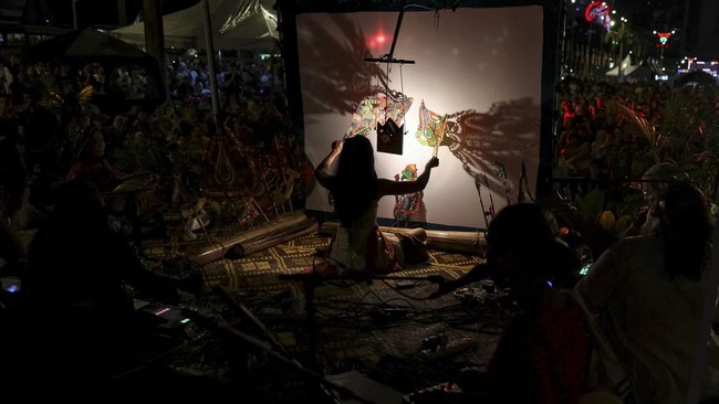 FOTO: Ketika Perempuan Merebut Panggung Wayang Kulit