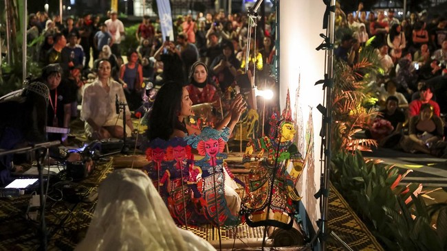 FOTO: Ketika Perempuan Merebut Panggung Wayang Kulit