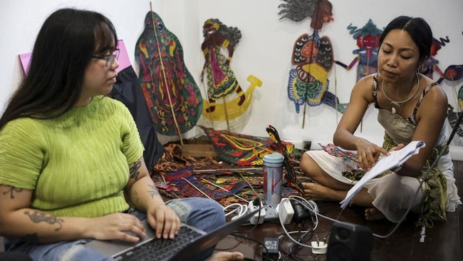 FOTO: Ketika Perempuan Merebut Panggung Wayang Kulit