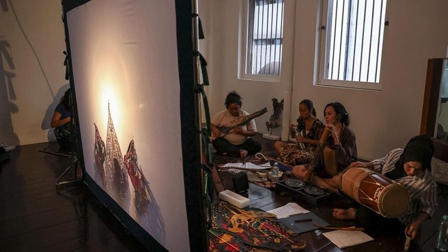 FOTO: Ketika Perempuan Merebut Panggung Wayang Kulit