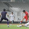 Pesepak bola Timnas Indonesia Mitchell Baker (kedua kanan) menendang bola dengan diadang Muhammad Ferarri (kanan) saat berlatih tanding dalam pemusatan latihan jelang Piala AFF 2026 di Stadion Madya, Senayan, Jakarta, Sabtu (30/5/2026). Latihan terse