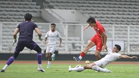 Pesepak bola Timnas Indonesia Mitchell Baker (kedua kanan) menendang bola dengan diadang Muhammad Ferarri (kanan) saat berlatih tanding dalam pemusatan latihan jelang Piala AFF 2026 di Stadion Madya, Senayan, Jakarta, Sabtu (30/5/2026). Latihan terse