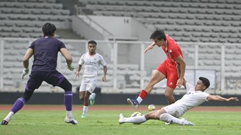 Pesepak bola Timnas Indonesia Mitchell Baker (kedua kanan) menendang bola dengan diadang Muhammad Ferarri (kanan) saat berlatih tanding dalam pemusatan latihan jelang Piala AFF 2026 di Stadion Madya, Senayan, Jakarta, Sabtu (30/5/2026). Latihan terse
