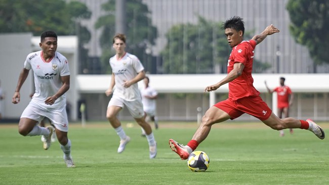 Pesepak bola Timnas Indonesia Rizky Eka Pratama (kanan) menendang bola dengan dibayangi Muhammad Fajar Fathurrahman (kiri) saat berlatih tanding dalam pemusatan latihan jelang Piala AFF 2026 di Stadion Madya, Senayan, Jakarta, Sabtu (30/5/2026). Lati