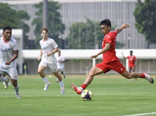 Pesepak bola Timnas Indonesia Rizky Eka Pratama (kanan) menendang bola dengan dibayangi Muhammad Fajar Fathurrahman (kiri) saat berlatih tanding dalam pemusatan latihan jelang Piala AFF 2026 di Stadion Madya, Senayan, Jakarta, Sabtu (30/5/2026). Lati