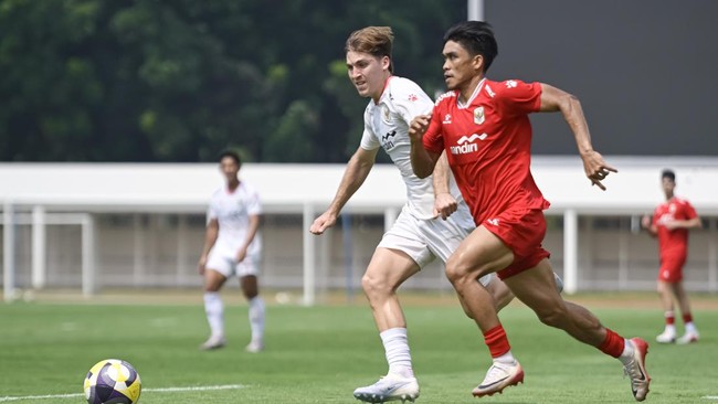 Pesepak bola Timnas Indonesia Luke Vickery (kiri) berebut bola dengan Rizky Eka Pratama (kanan) saat berlatih tanding dalam pemusatan latihan jelang Piala AFF 2026 di Stadion Madya, Senayan, Jakarta, Sabtu (30/5/2026). Latihan tersebut sebagai persia