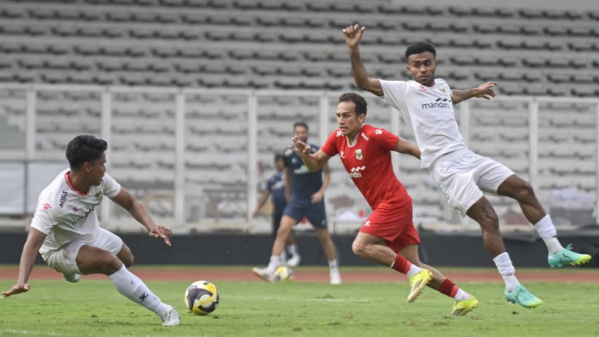 Pesepak bola Timnas Indonesia Egy Maulana Vikri (kedua kanan) melewati adangan Yance Sayuri (kanan) dan Muhammad Ferarri (kiri) saat berlatih tanding dalam pemusatan latihan jelang Piala AFF 2026 di Stadion Madya, Senayan, Jakarta, Sabtu (30/5/2026).