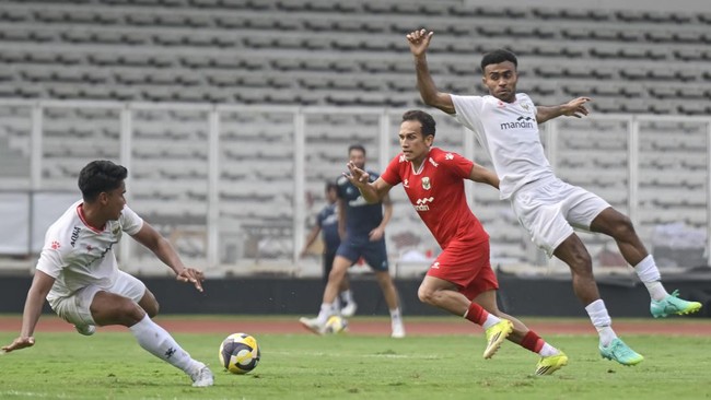Pesepak bola Timnas Indonesia Egy Maulana Vikri (kedua kanan) melewati adangan Yance Sayuri (kanan) dan Muhammad Ferarri (kiri) saat berlatih tanding dalam pemusatan latihan jelang Piala AFF 2026 di Stadion Madya, Senayan, Jakarta, Sabtu (30/5/2026).