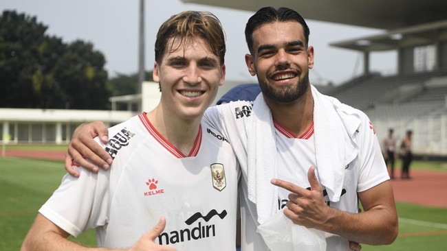 Pesepak bola Timnas Indonesia Luke Vickery (kiri) berpose dengan rekannya Jens Raven (kanan) seusai berlatih tanding dalam pemusatan latihan jelang Piala AFF 2026 di Stadion Madya, Senayan, Jakarta, Sabtu (30/5/2026). Latihan tersebut sebagai persiap