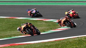 Red Bull KTM Tech3 team's Italian MotoGP rider Enea Bastianini (L) steers his motorbike during the second practice session ahead of the Italian Moto GP Grand Prix at Mugello circuit, in Mugello, near Florence, on May 29, 2026. (Photo by Andreas SOLAR
