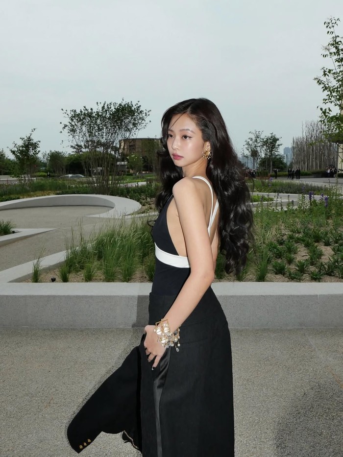Perhatian publik kembali tertuju pada salah satu girl group terbesar di dunia asuhan YG Entertainment, yakni BLACKPINK. Kali ini, Jennie, member tertua kedua setelah Jisoo, sedang ramai diperbincangkan di media sosial. / Foto: instagram.com/jennierubyjane