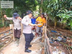 Sambut HUT Bhayangkara, Polres OKI Perbaiki Jembatan Rusak untuk Warga