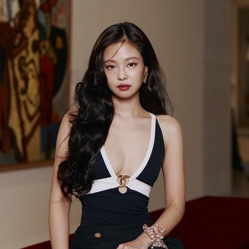 5 Potret Jennie BLACKPINK Hadiri CHANEL Mtiers d'art 2026 Show di Seoul