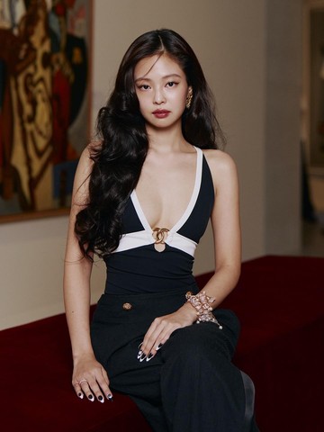 5 Potret Jennie BLACKPINK Hadiri CHANEL Mtiers d'art 2026 Show di Seoul