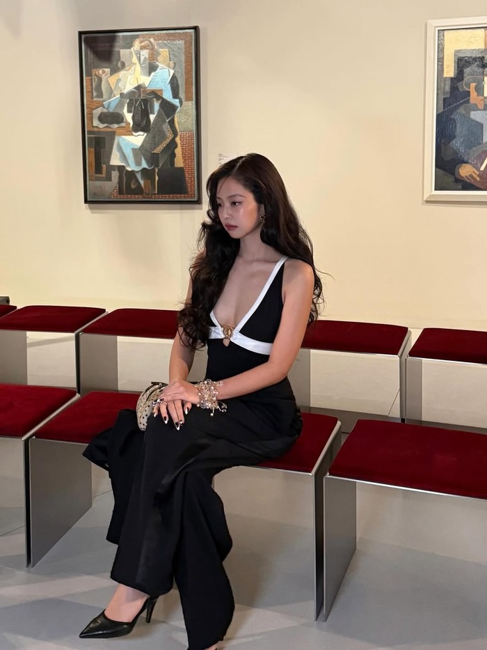 Tak hanya para penggemar, netizen pun dibuat gagal fokus dan terkesima dengan penampilan Jennie dan berpendapat bahwa itu adalah salah satu look terbaik pelantun lagu-lagu populer berjudul &lsquo;SOLO&rsquo; dan &lsquo;like JENNIE&rsquo; itu. / Foto: instagram.com/jennierubyjane
