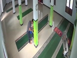 Pria di Ternate Terekam CCTV Curi Uang Kotak Amal Masjid Nurul Yakin