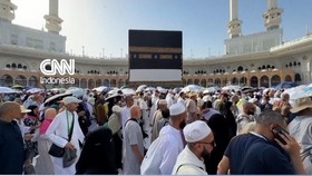 Jemaah haji berkumpul di Masjidil Haram, Mekkah pada Jumat (29/5) melaksanakan ritual Tawaf Wada'.