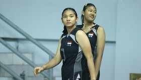 Khanza Putri Yansi Ganshtri (kanan) dan Tina Syifa Sabila Salim saat berlatih bersama Timnas Voli Putri Indonesia U-18.