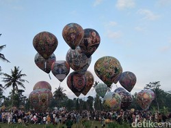 Cantik! 25 Balon Udara Meriahkan Festival Bumi Mandala di Kompleks Candi Ngawen