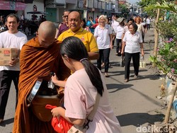 Jelang Puncak Waisak, Umat Buddha Tulungagung Gelar Tradisi Pindapata