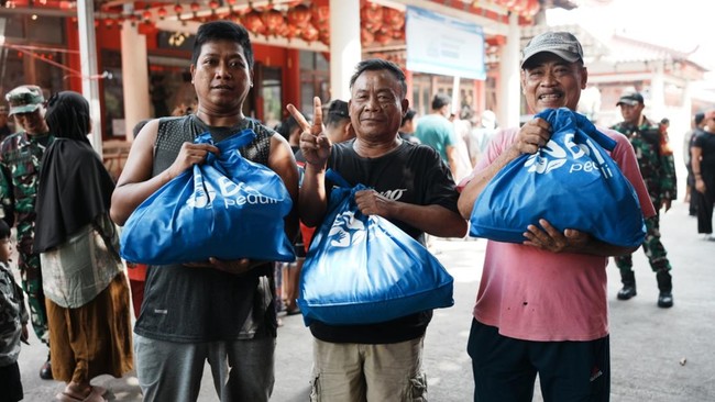 BRI salurkan bantuan 1.000 paket sembako bagi umat Buddha di Hari Raya Waisak, Minggu (31/5).