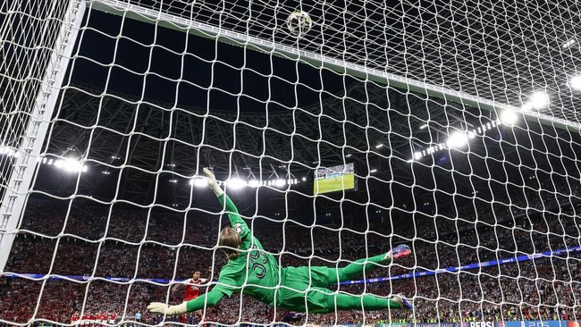 Paris Saint-Germain's Russian goalkeeper #39 Matvey Safonov dives as Arsenal's Brazilian defender #06 Gabriel Magalhaes misses the last penalty of the penalty shootout during the UEFA Champions League final football match between Paris Saint-Germain 