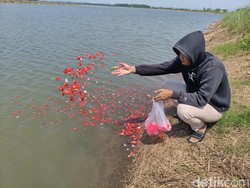 Tradisi Warga Siring Tabur Bunga di Tanggul Lumpur Lapindo Jelang Nikah