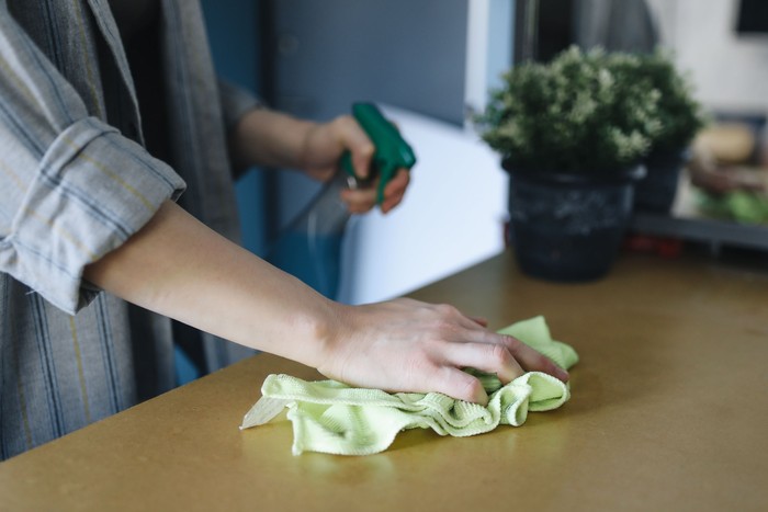 Ilustrasi membersihkan debu dengan microfiber/ Foto: pexels.com/Polina Tankilevitch